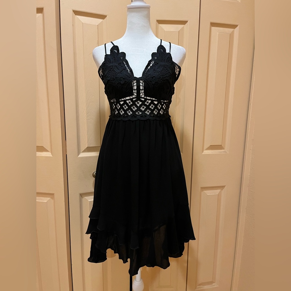 Lace bodice mini black dress. V-neck, A-silhouette skirt, uneven hem. NWT. Sz S - Picture 4 of 16